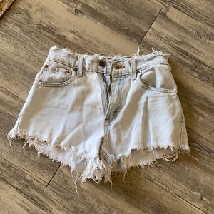 Super cute vintage Levi’s short shorts! 24/25